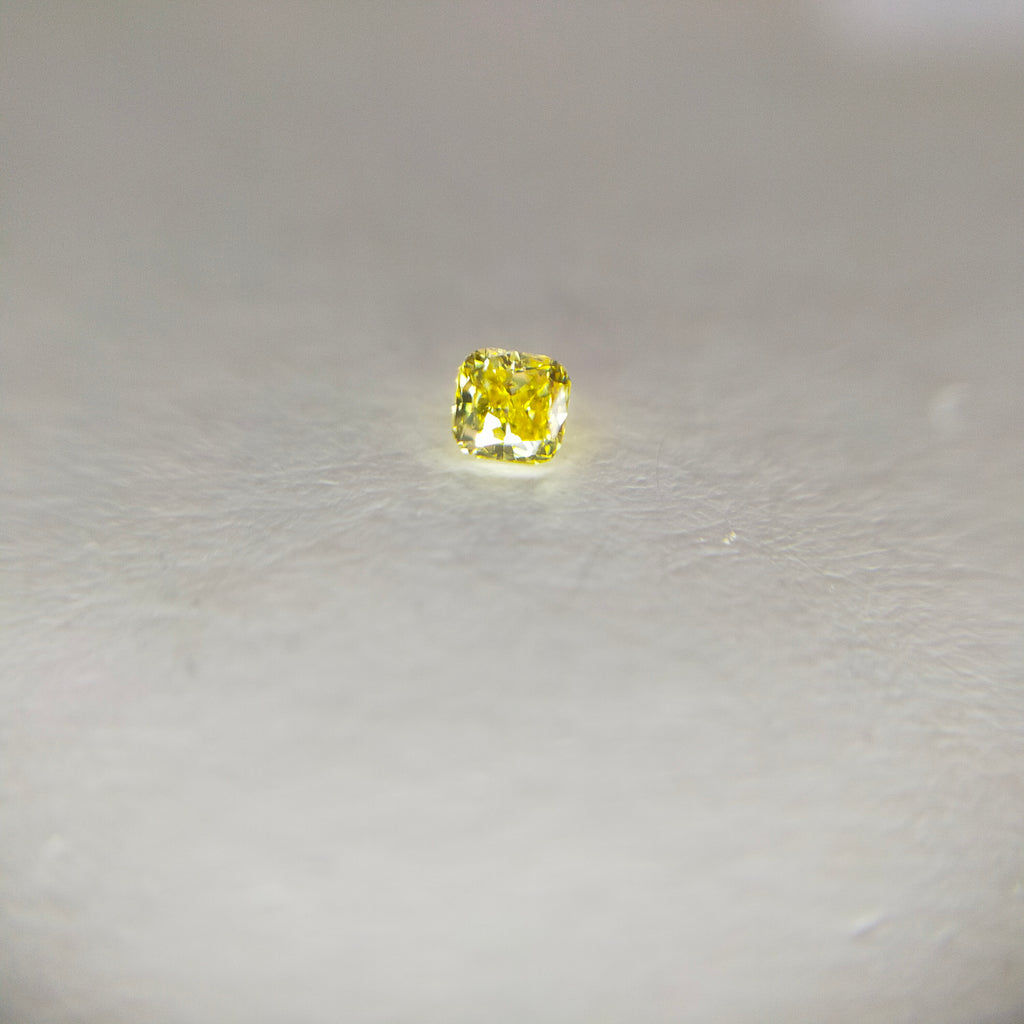 ダイヤモンド 0.076ct /Fancy Intense Yellow