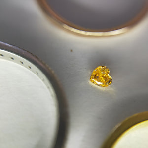 ダイヤモンド 0.092ct /Fancy Vivid Yellow "Orange"