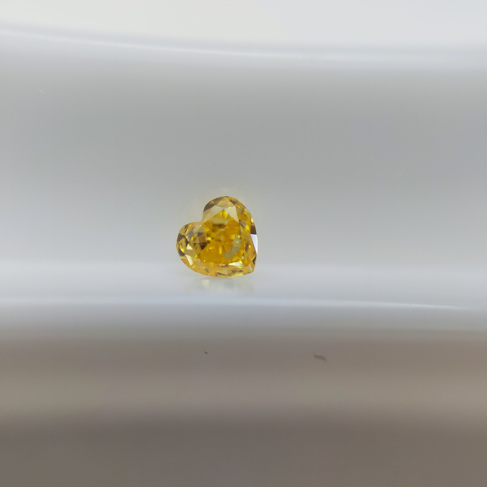 ダイヤモンド 0.092ct /Fancy Vivid Yellow "Orange"