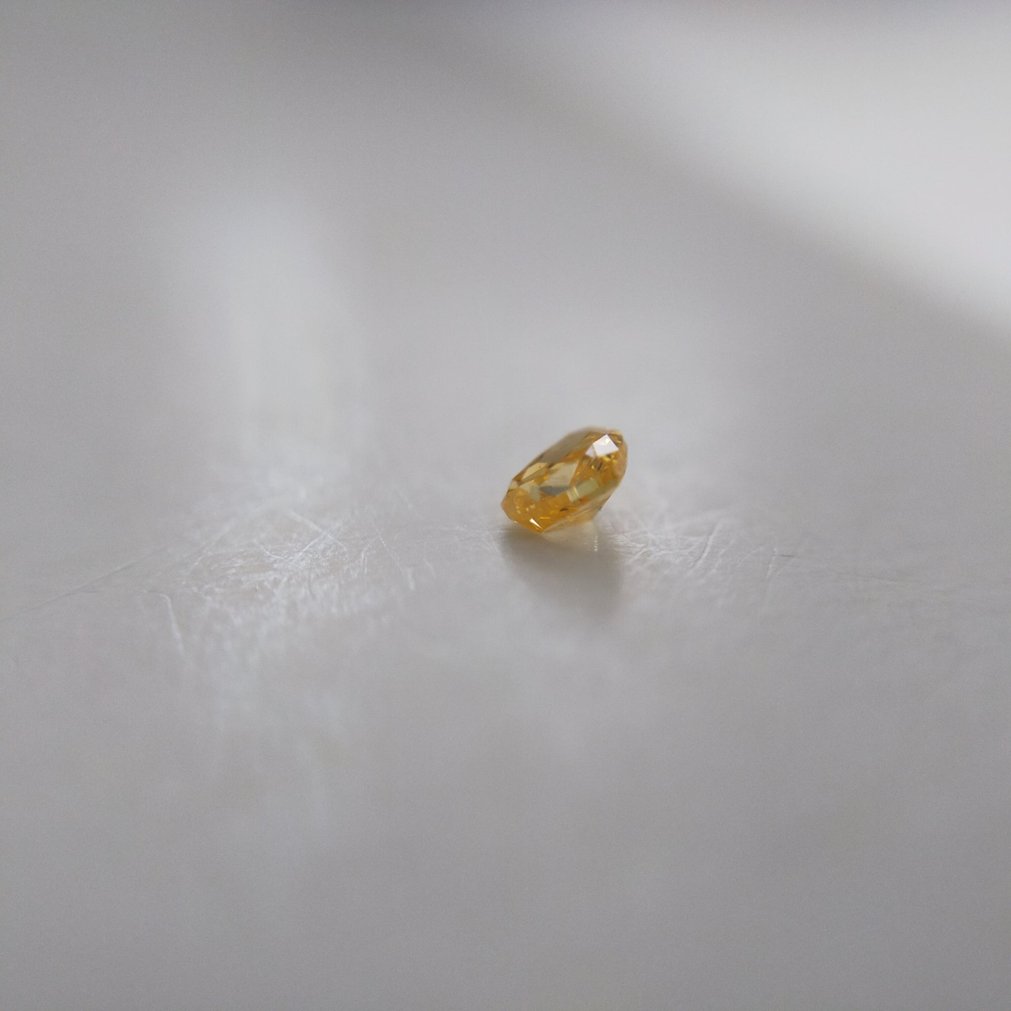 ダイヤモンド 0.092ct /Fancy Vivid Yellow "Orange"