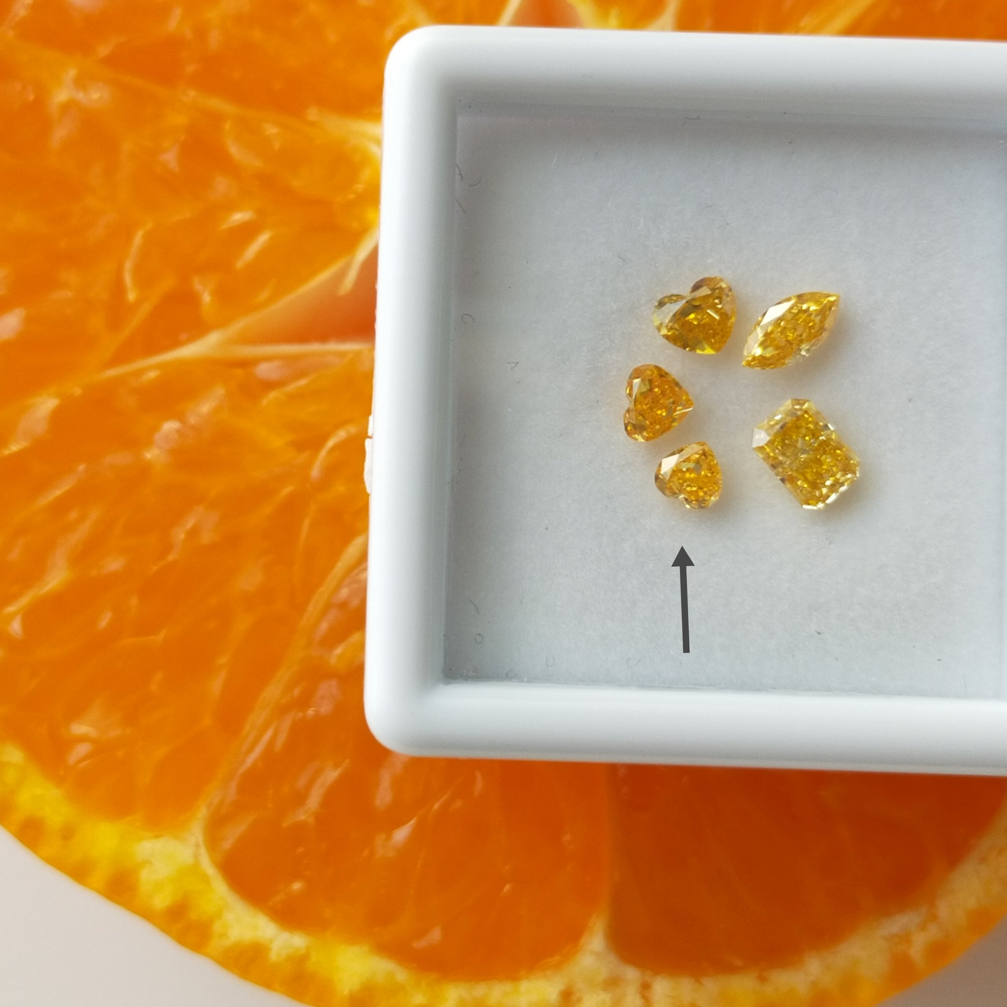 ダイヤモンド 0.092ct /Fancy Vivid Yellow "Orange"