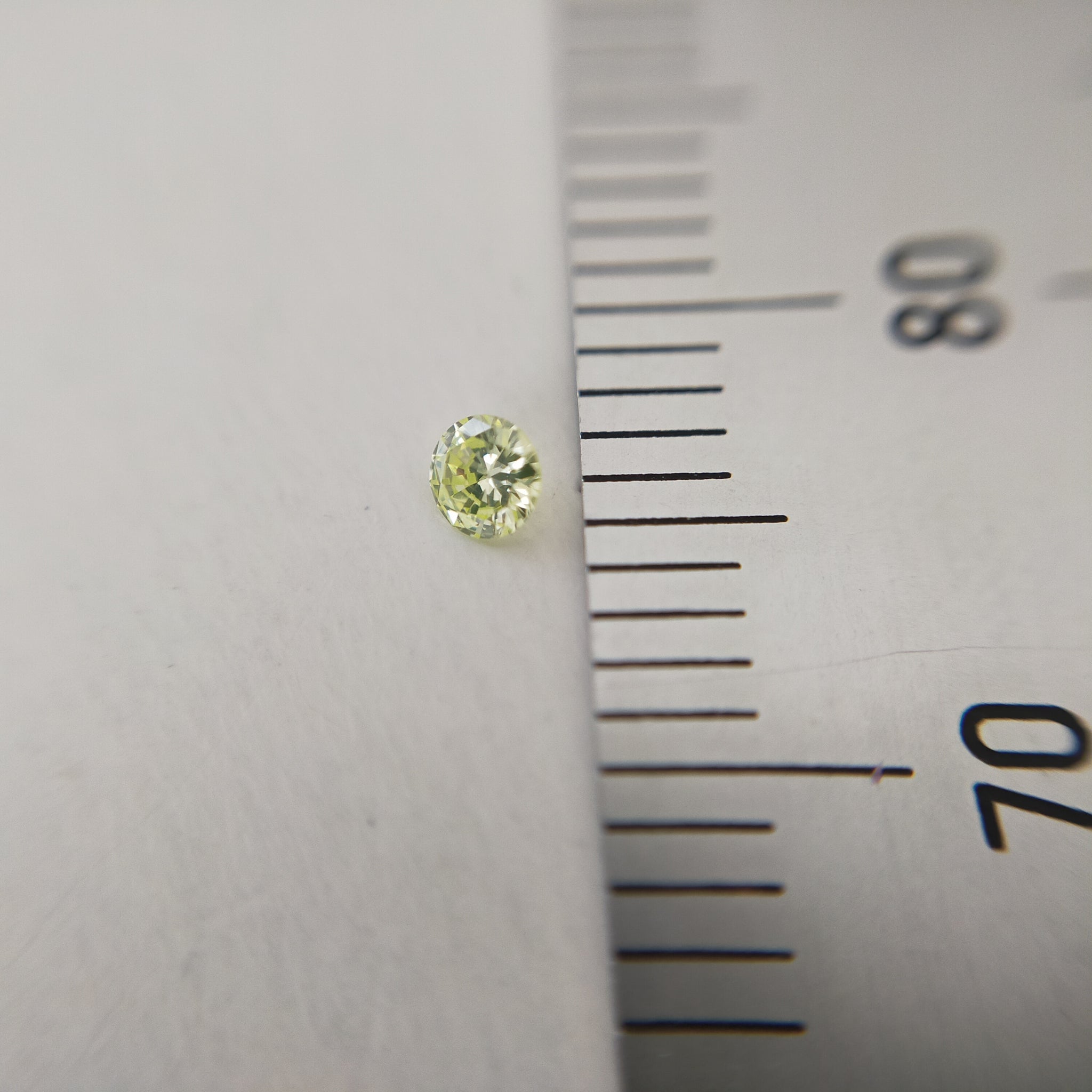 ダイヤモンド 0.054ct /Fancy Light Yellow Green